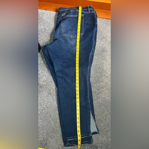 AVA & VIV Distressed Medium Wash Denim
High Rise Jeans Women's Size 26 - Picture 9 of 10